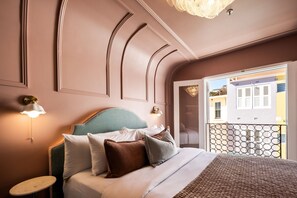Deluxe Queen | 1 bedroom, premium bedding, minibar, desk
