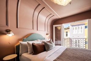 Deluxe Queen | 1 bedroom, premium bedding, minibar, desk