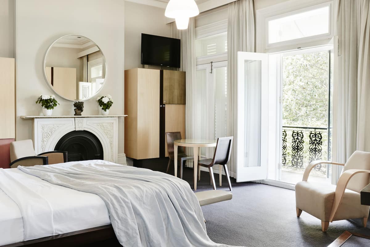 Premium bedding, minibar, desk, soundproofing
