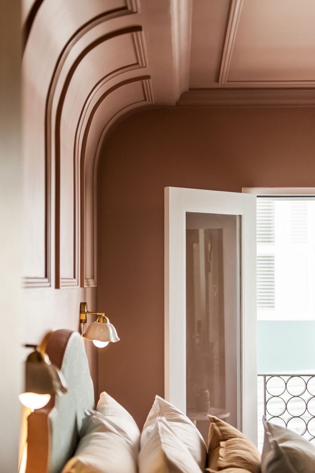 deluxe queen | premium bedding, minibar, desk, iron/ironing board