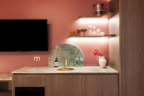 Velvet Suite | Dapur pribadi | Lemari es kecil, microwave, dan mesin pembuat kopi/teh