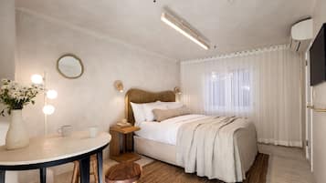 Deluxe Queen | 1 camera, biancheria da letto di alta qualità, minibar, una scrivania