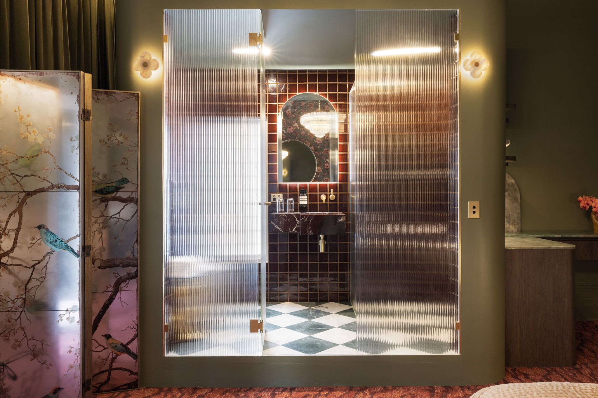 Een badkamer met een geruite vloer, een spiegel en een wastafel.