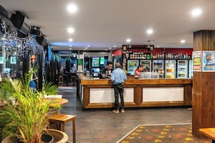 2 restaurants; lunch and dinner served
