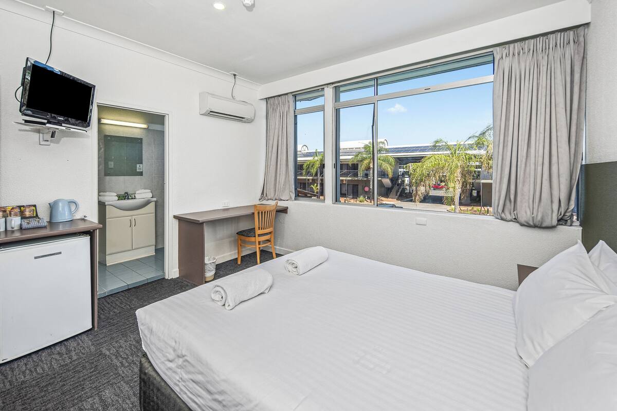 Double Room | Hypo-allergenic bedding, desk, soundproofing, iron/ironing board