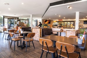 2 restaurants; lunch and dinner served - Diplomat Hotel Alice Springs (Alice Springs)