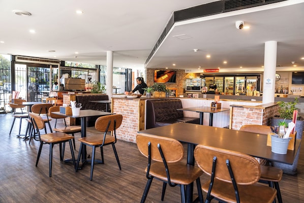 2 restaurants, lunch served