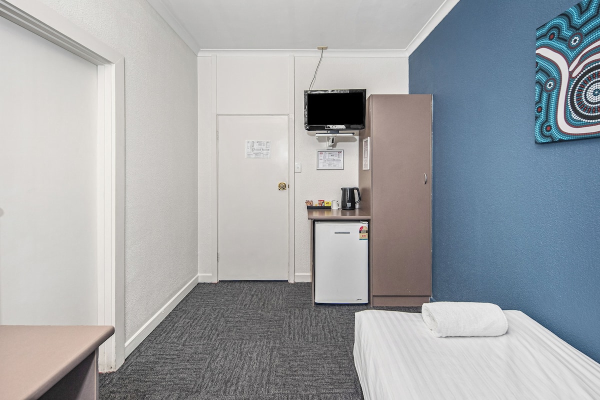 Single Room | Hypo-allergenic bedding, desk, soundproofing, iron/ironing board