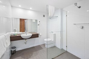 Shower, towels, toilet paper - Diplomat Hotel Alice Springs (Alice Springs)