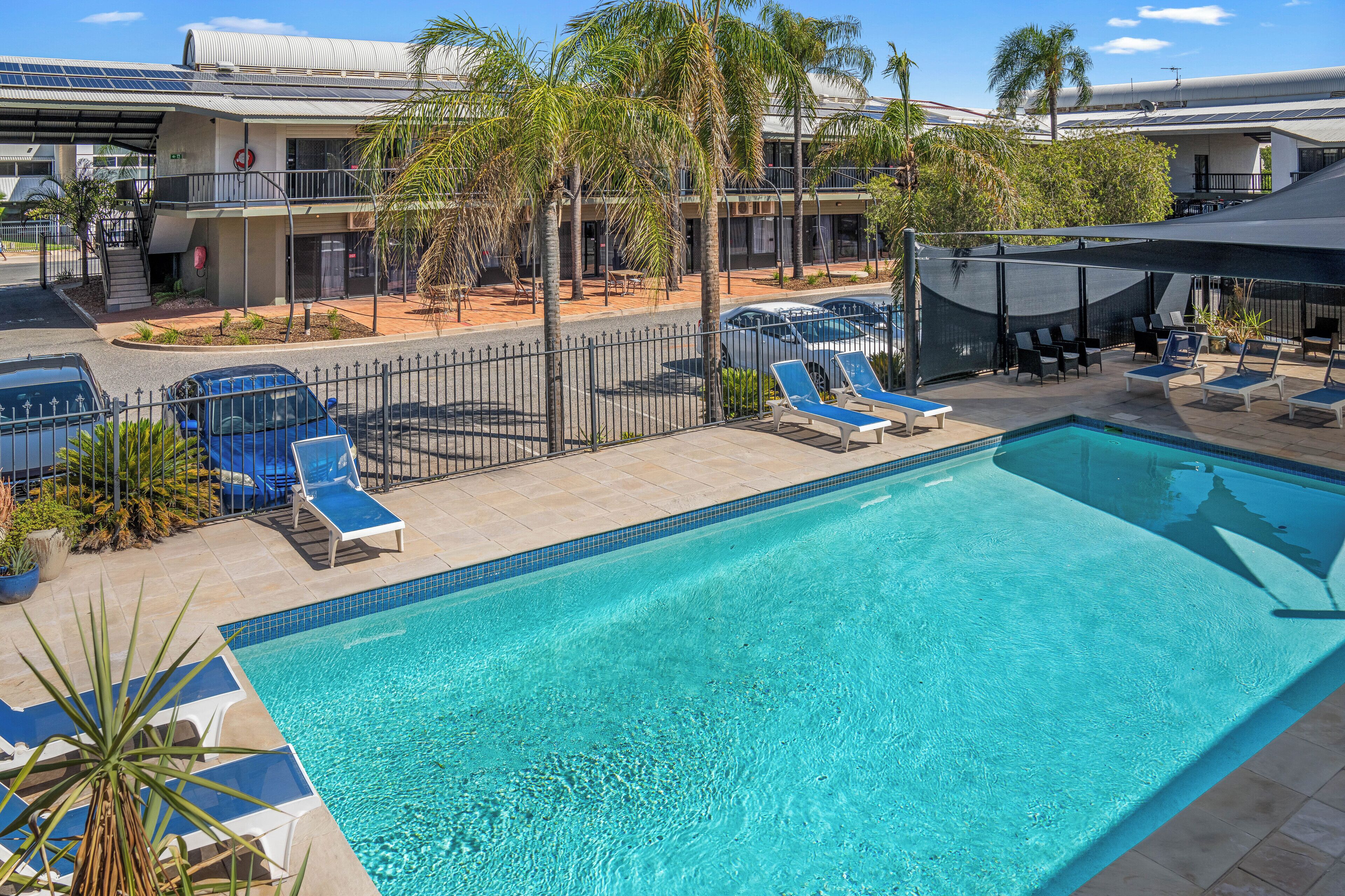 室外游泳池，07:00 至 21:00 开放，日光浴躺椅