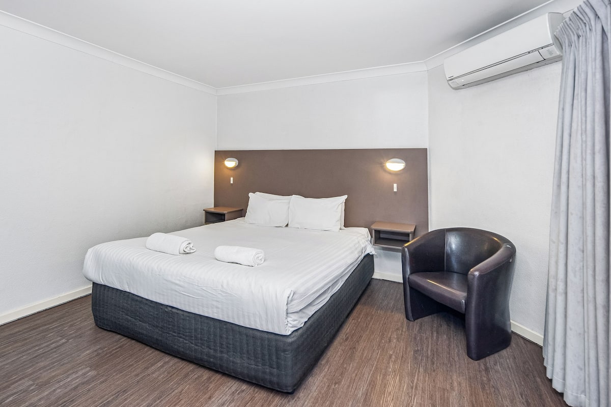 Deluxe King | Hypo-allergenic bedding, desk, soundproofing, iron/ironing board