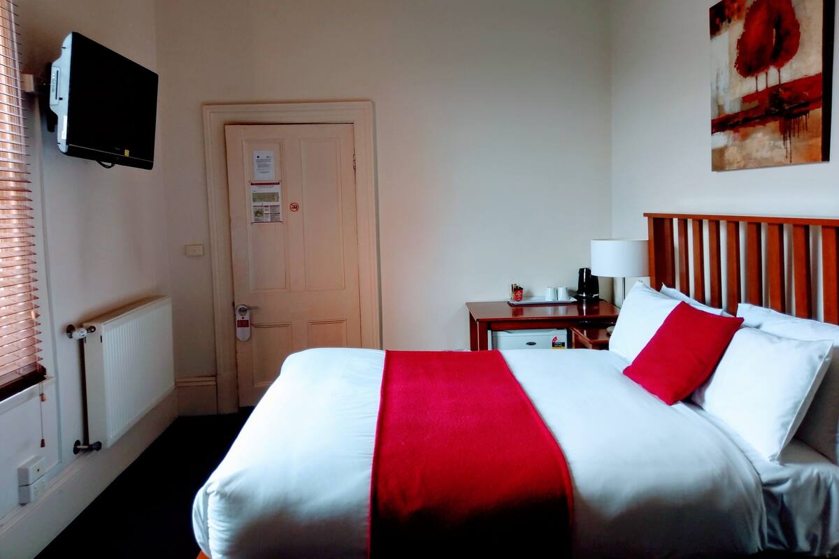 Budget Studio Room (first floor accessible by stairs only)  | Iron/ironing board, WiFi (free), alarm clocks, individually furnished