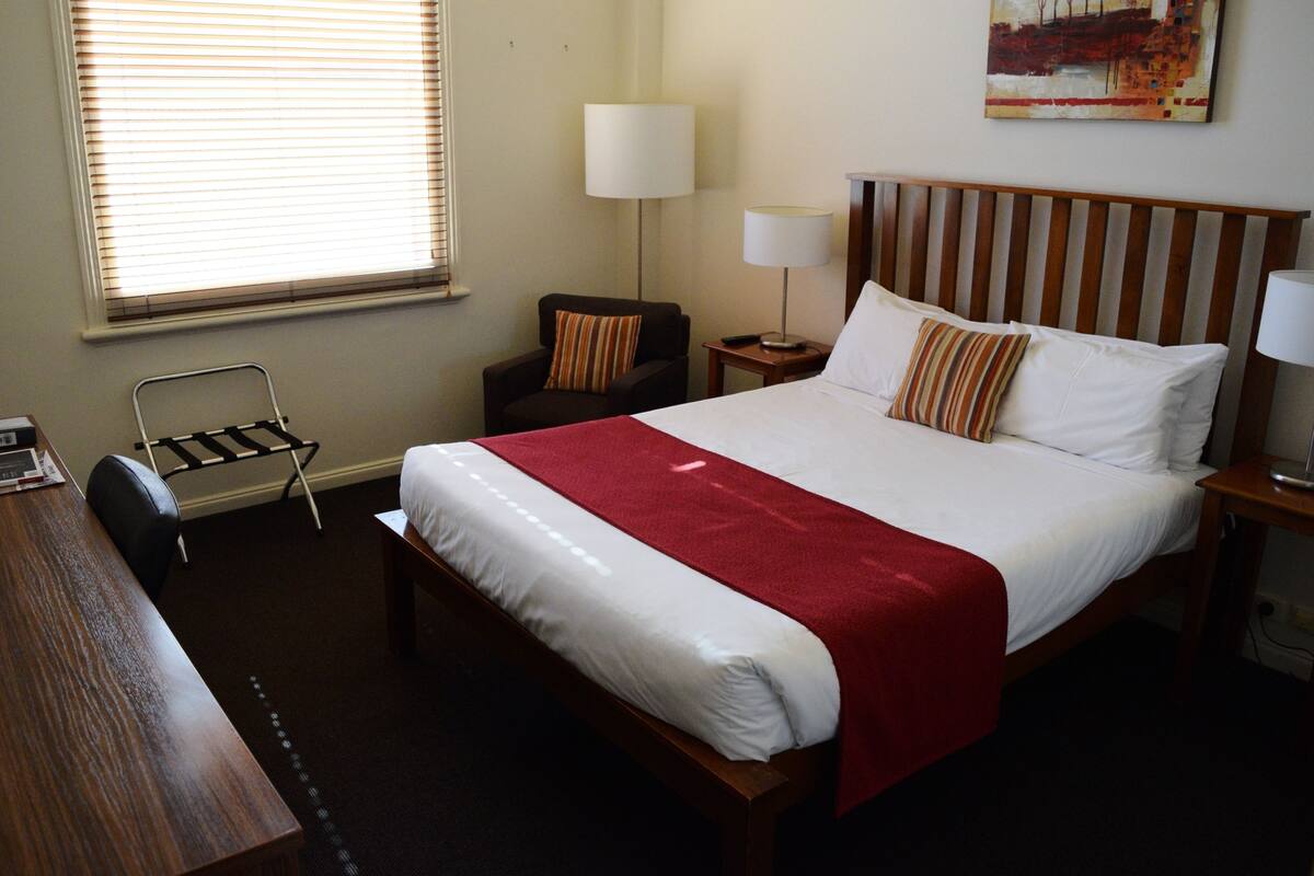 Executive Room, 1 Queen Bed | Iron/ironing board, WiFi (free), alarm clocks, individually furnished