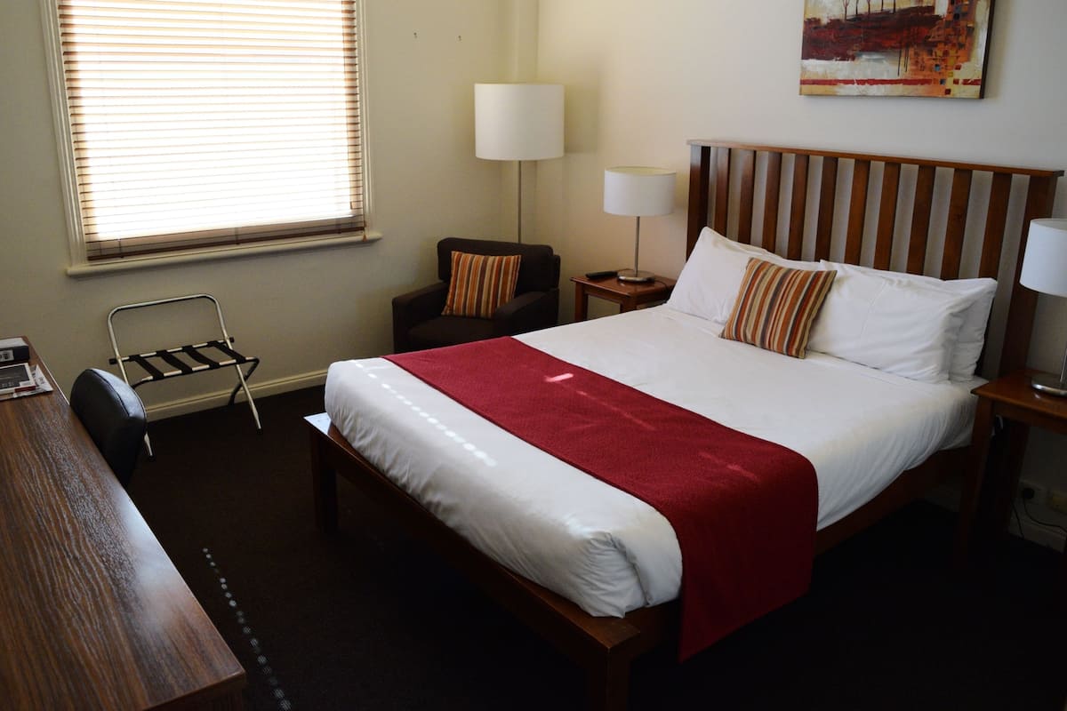 Executive Room, 1 Queen Bed | Individually furnished, iron/ironing board, free WiFi, bed sheets