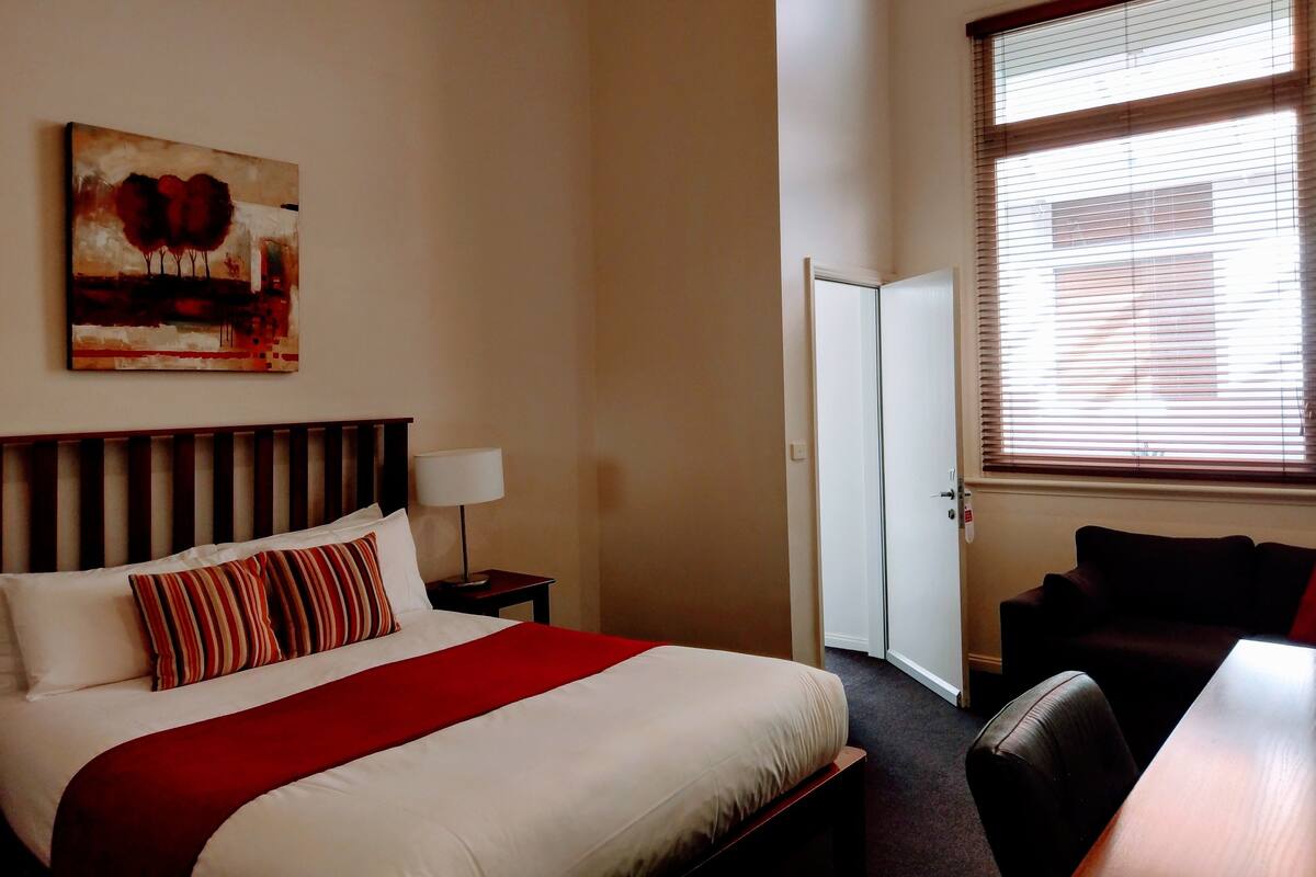 Atrium Room (ground floor) | Iron/ironing board, WiFi (free), alarm clocks, individually furnished