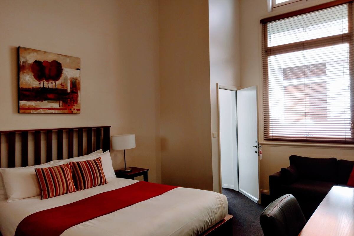 Zimmer (Atrium Room (ground floor)) | Individuell eingerichtet, Bügeleisen/Bügelbrett, kostenloses WLAN