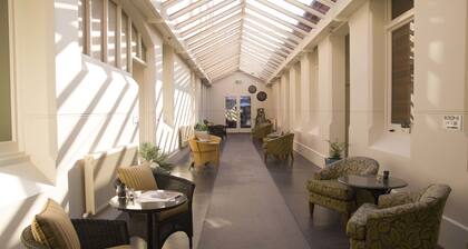 Ansonia on Lydiard Hotel