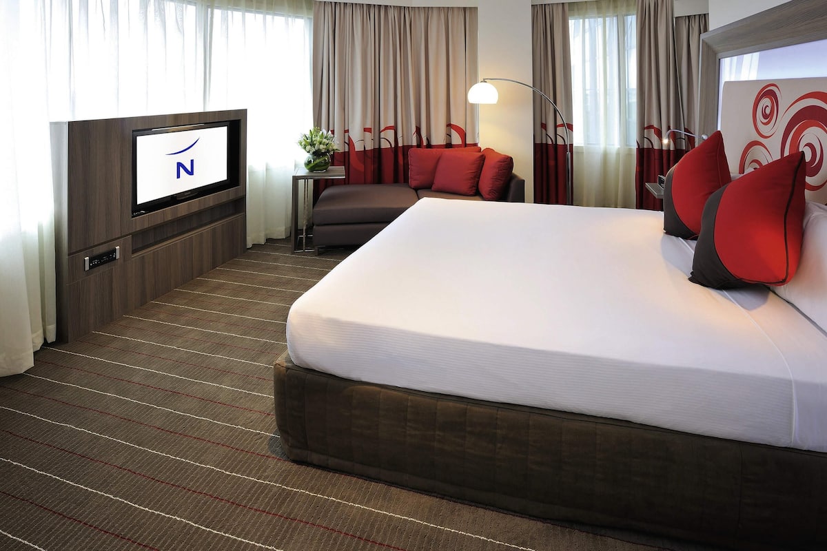 Premium bedding, in-room safe, desk, blackout curtains