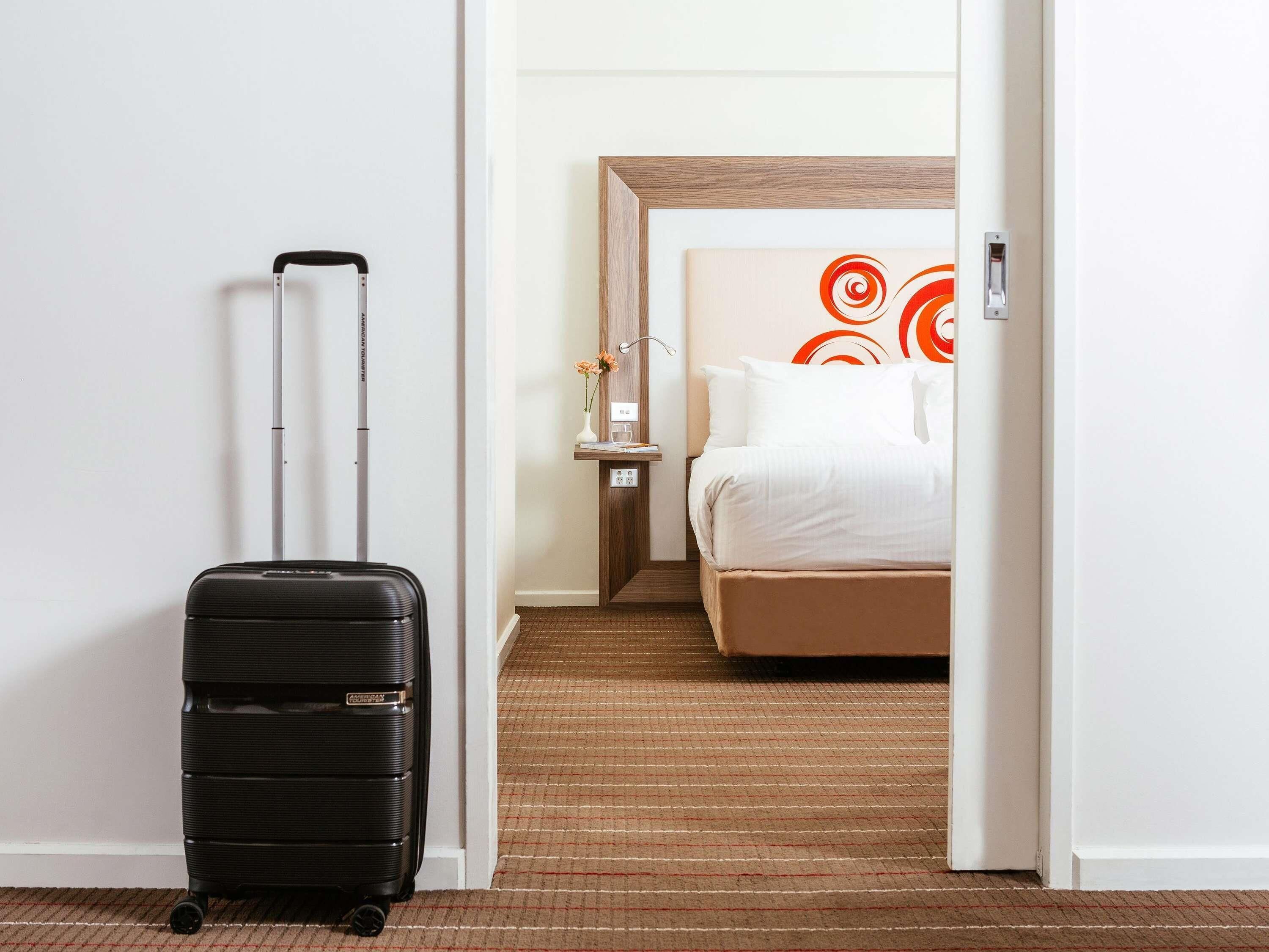Suite, 1 cama de matrimonio grande con sofá cama | Ropa de cama de alta calidad, caja fuerte, escritorio y cortinas opacas