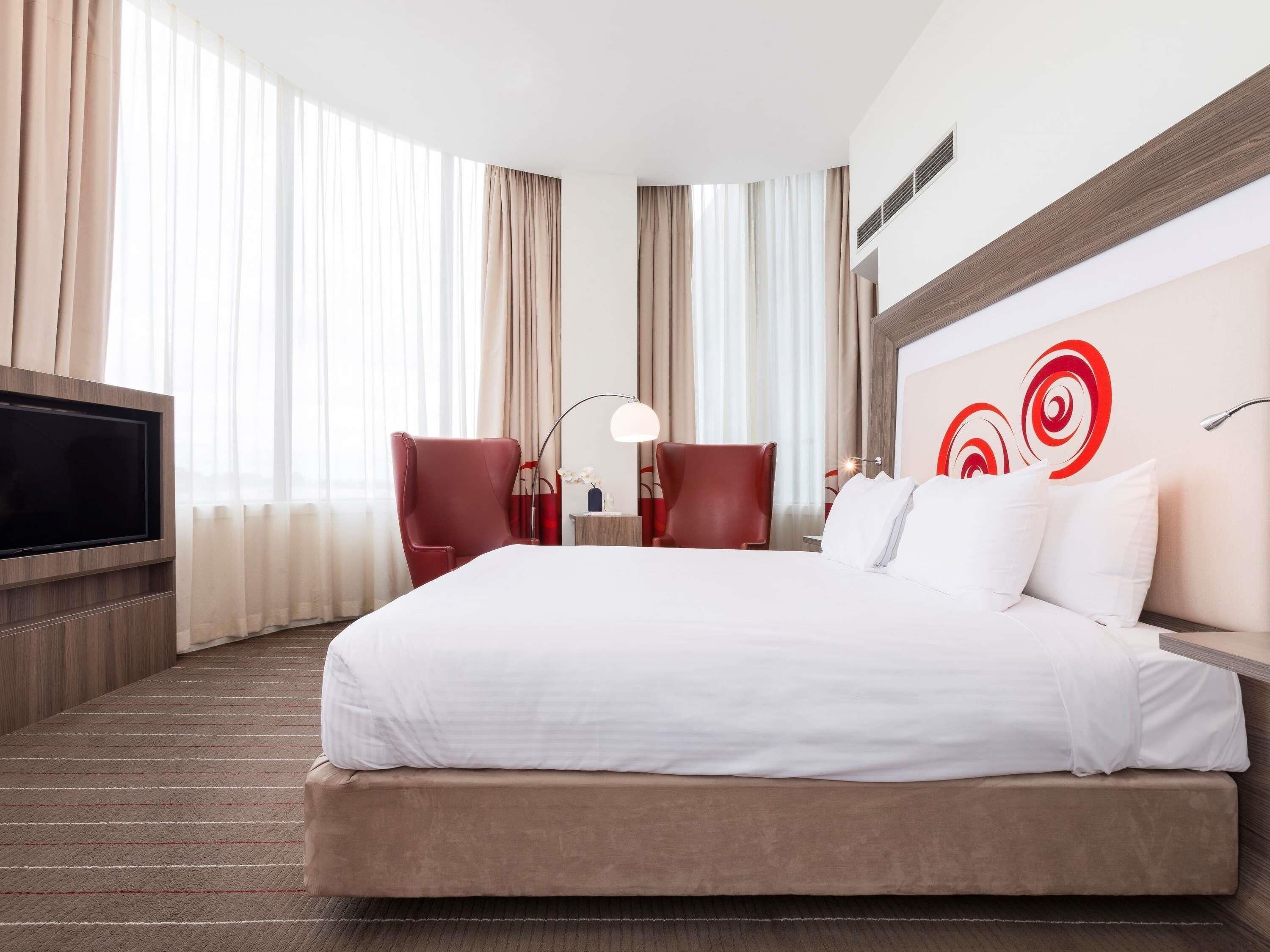 Suite junior, 1 cama de matrimonio grande (Spa) | Ropa de cama de alta calidad, caja fuerte, escritorio y cortinas opacas