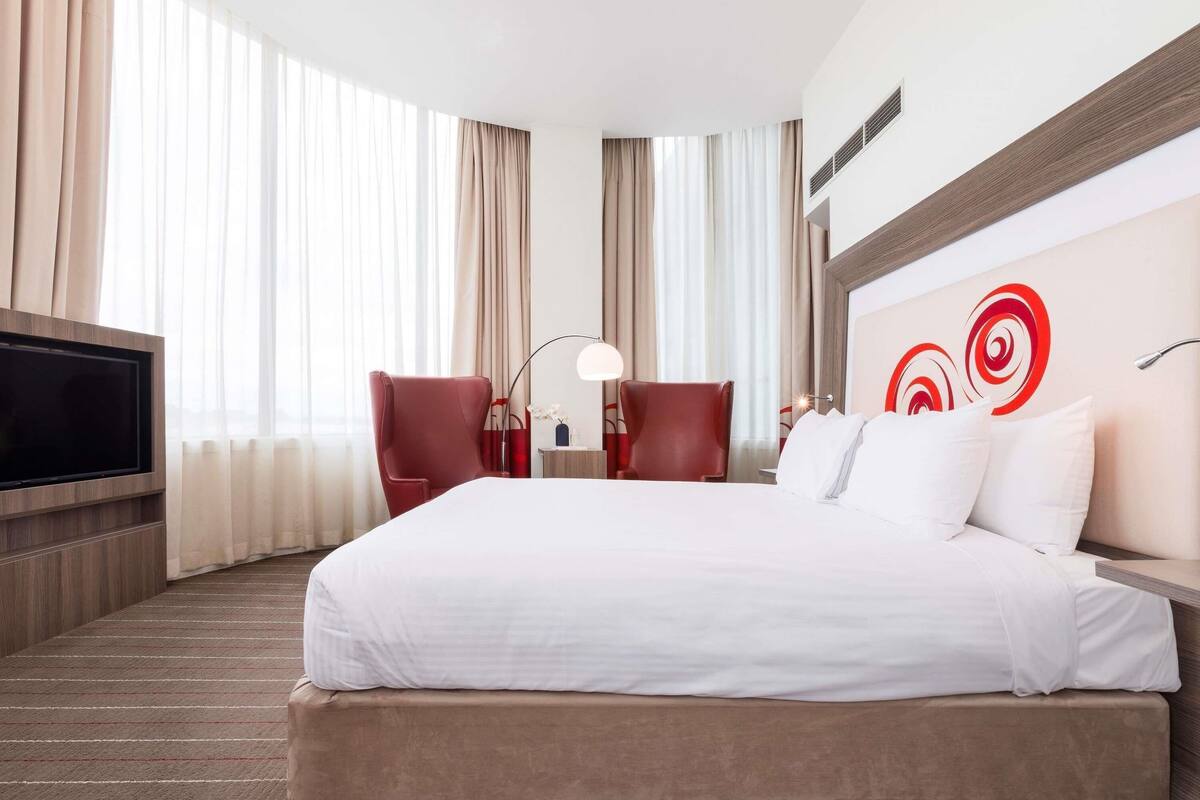 Phòng Suite Junior, 1 giường cỡ king (Spa) | Bộ đồ giường cao cấp, két bảo mật tại phòng, bàn, màn/rèm cản sáng 