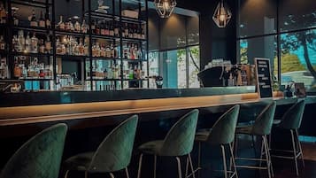 Phục vụ bữa sáng và bữa tối