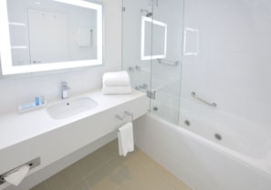 Habitación Deluxe, 1 cama King size | Baño | Amenidades de baño ecológicas, secadora de cabello, toallas