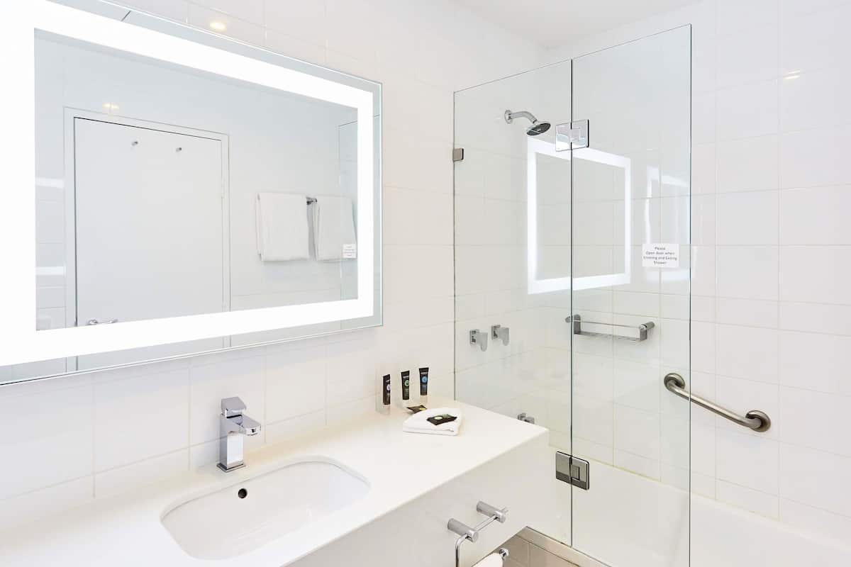 Literie de qualité supérieure, coffres-forts dans les chambres, bureau