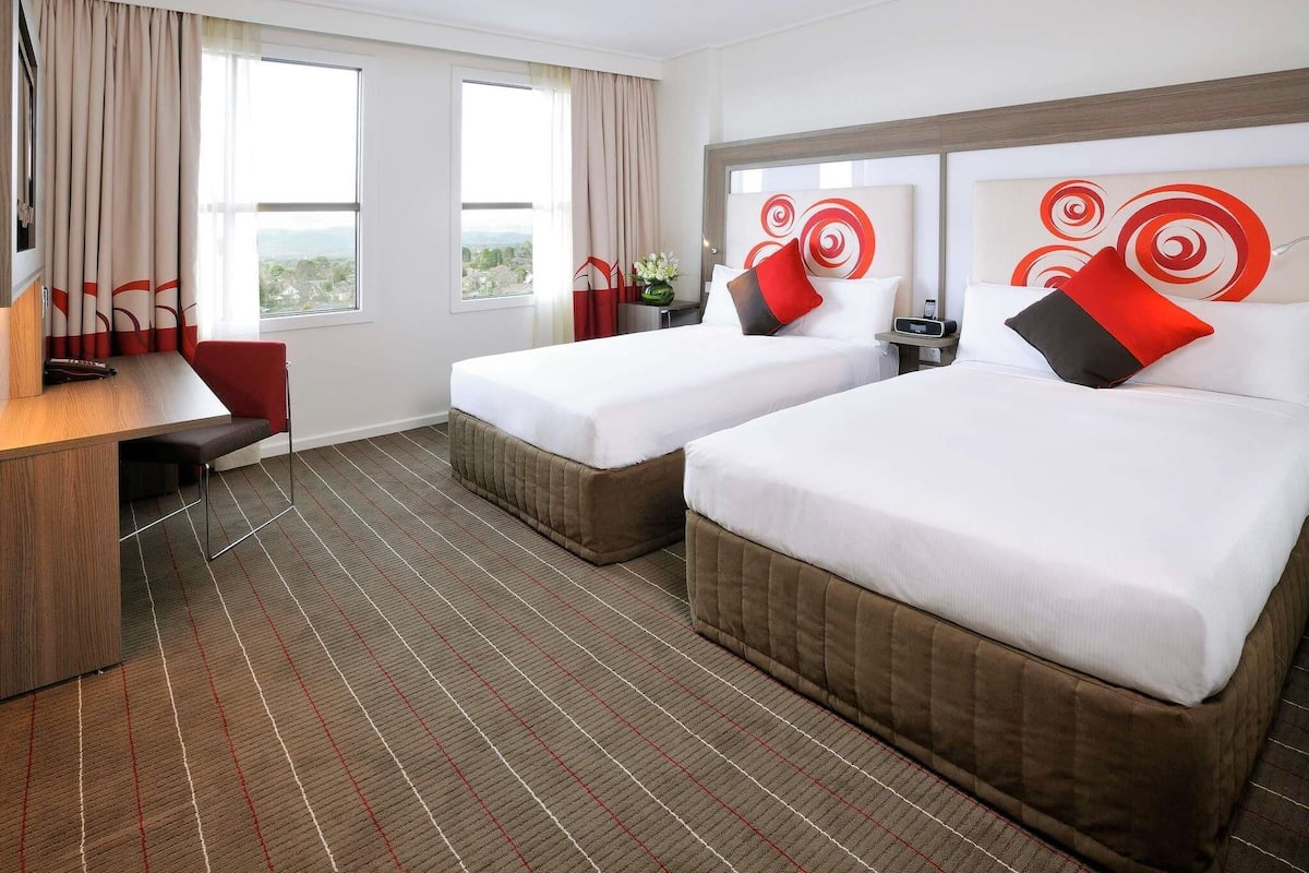 Habitación doble estándar, 2 camas matrimoniales | Ropa de cama de alta calidad y caja de seguridad en la habitación