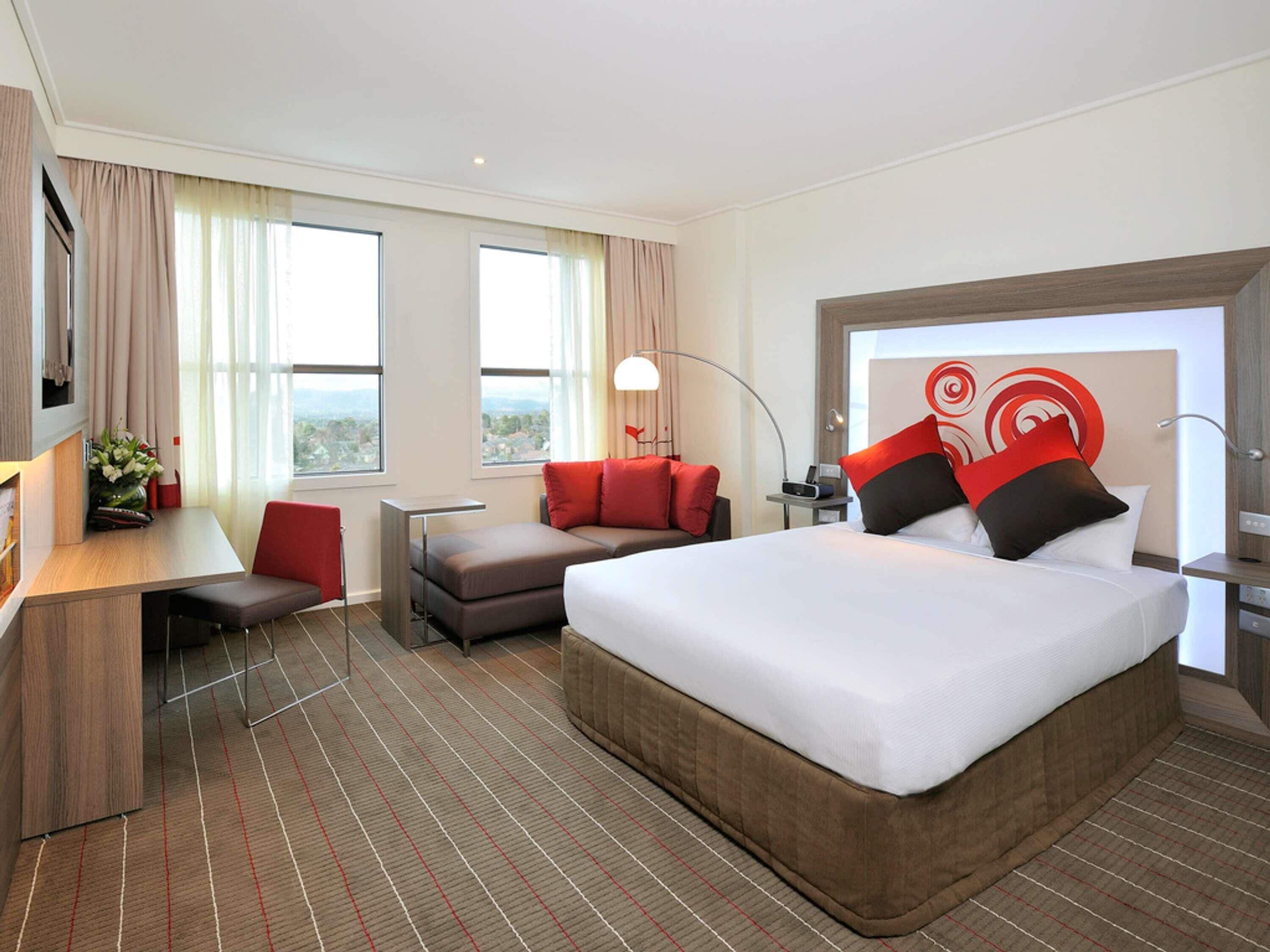 Standard Room, 1 Queen Bed | Premium bedding, in-room safe, desk, blackout curtains