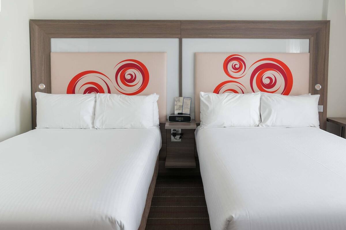 Phòng đôi Tiêu chuẩn, 2 giường đôi | Bộ đồ giường cao cấp, két bảo mật tại phòng, bàn, màn/rèm cản sáng 