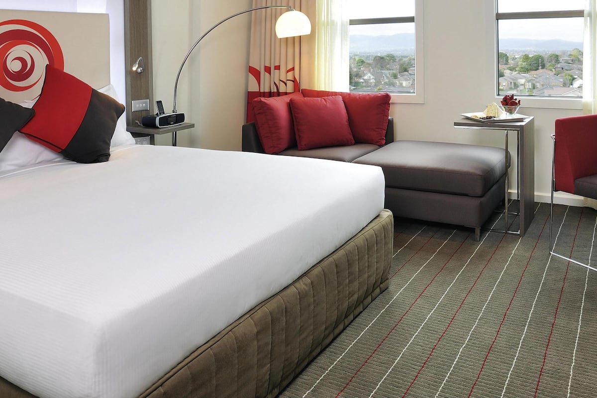 Habitación Deluxe, 1 cama King size | Ropa de cama de alta calidad y caja de seguridad en la habitación