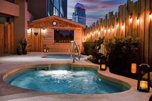 Salas para tratamentos a dois, sauna seca, banheira de hidromassagem