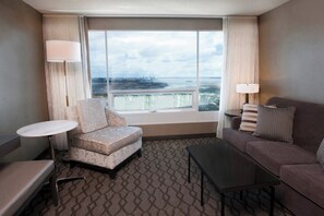 37-inch flat-screen TV with cable channels, TV - Marriott Niagara Falls Fallsview Hotel & Spa (Niagara Falls)