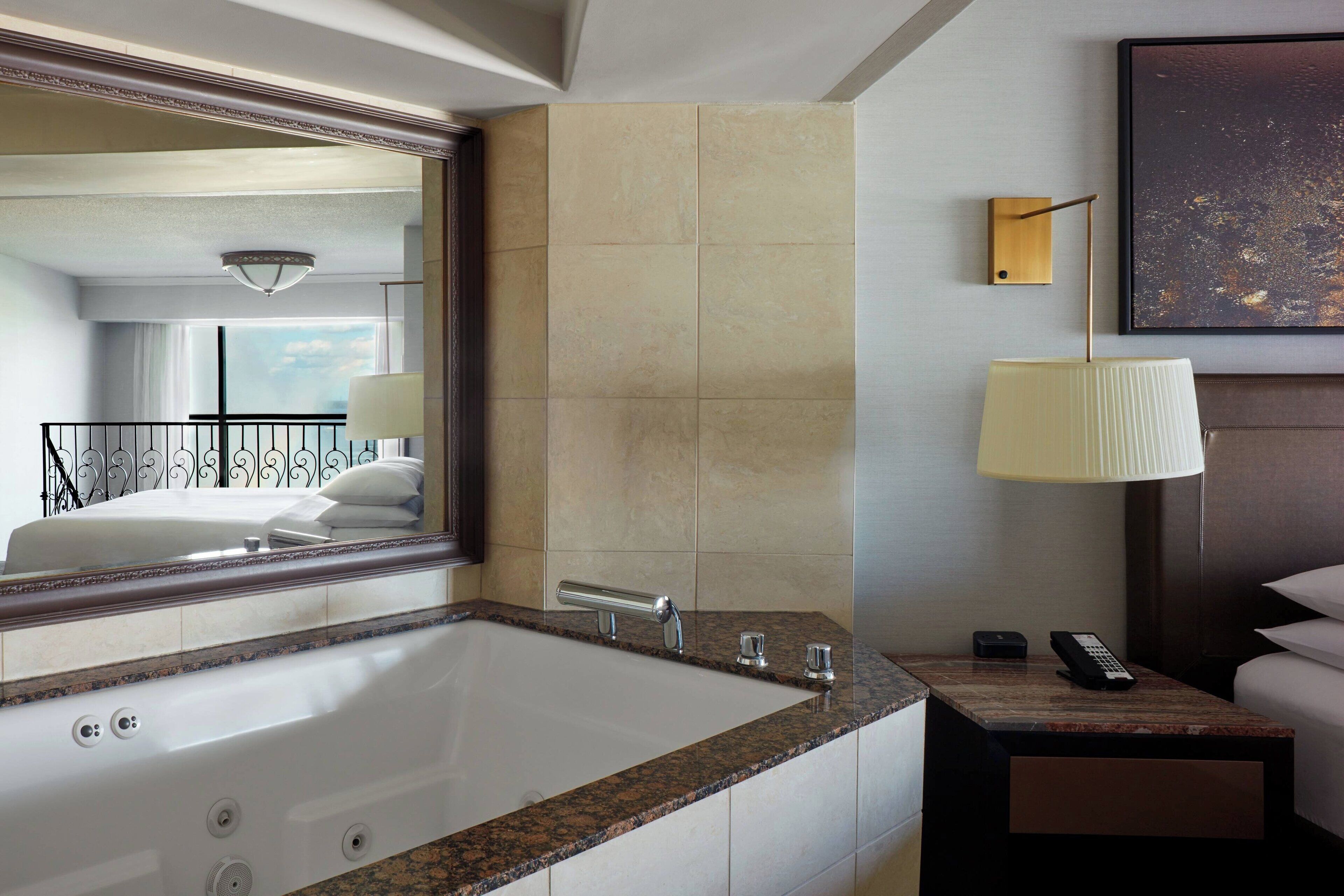 Loft, 1 très grand lit, non-fumeur | Salle de bain | Articles de toilette (gratuits), séchoir à cheveux, serviettes fournies