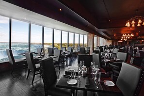 Dinner served, American cuisine - Marriott Niagara Falls Fallsview Hotel & Spa (Niagara Falls)