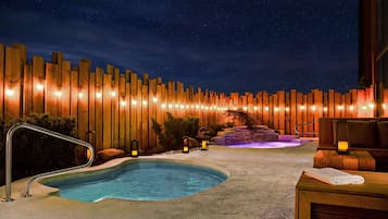 Kolam renang indoor, dengan kursi berjemur
