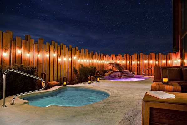 Piscina interna, funciona das 6h às 23h, espreguiçadeiras