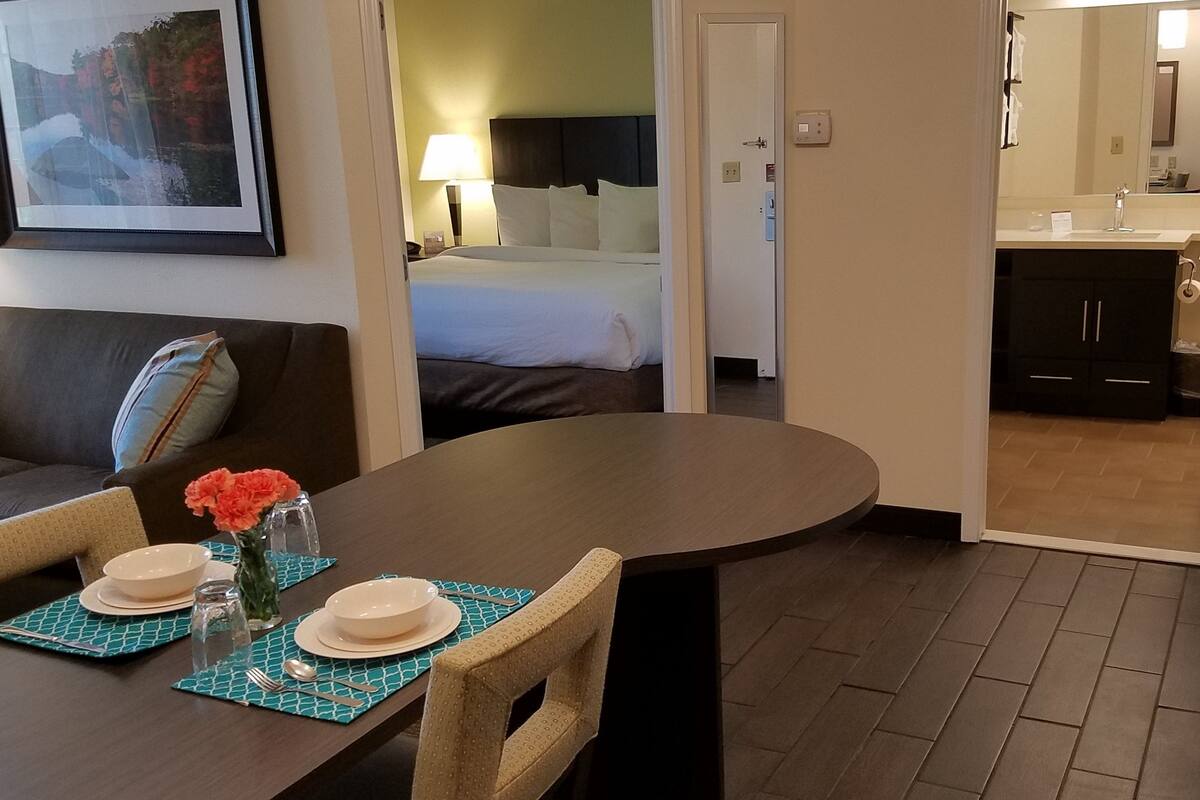 1 bedroom, premium bedding, in-room safe, desk