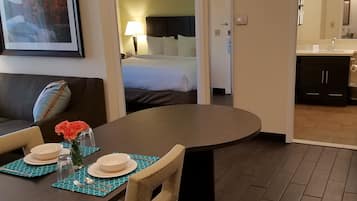 Ropa de cama de alta calidad y caja de seguridad en la habitación