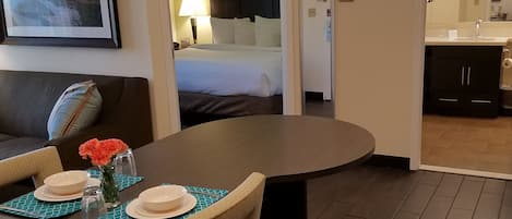 Ropa de cama de alta calidad, caja fuerte, escritorio