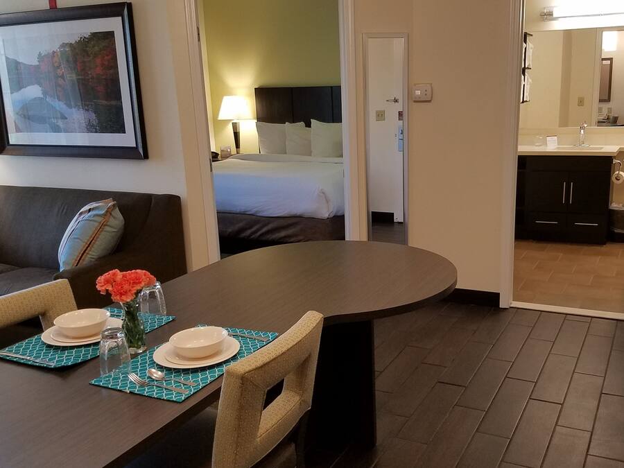 Premium bedding, in-room safe, desk, laptop workspace