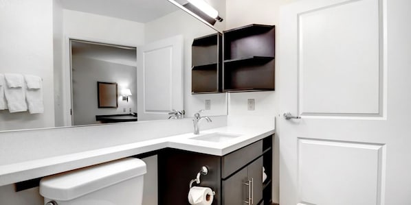 Amenidades de baño gratuitas, secadora de cabello, toallas