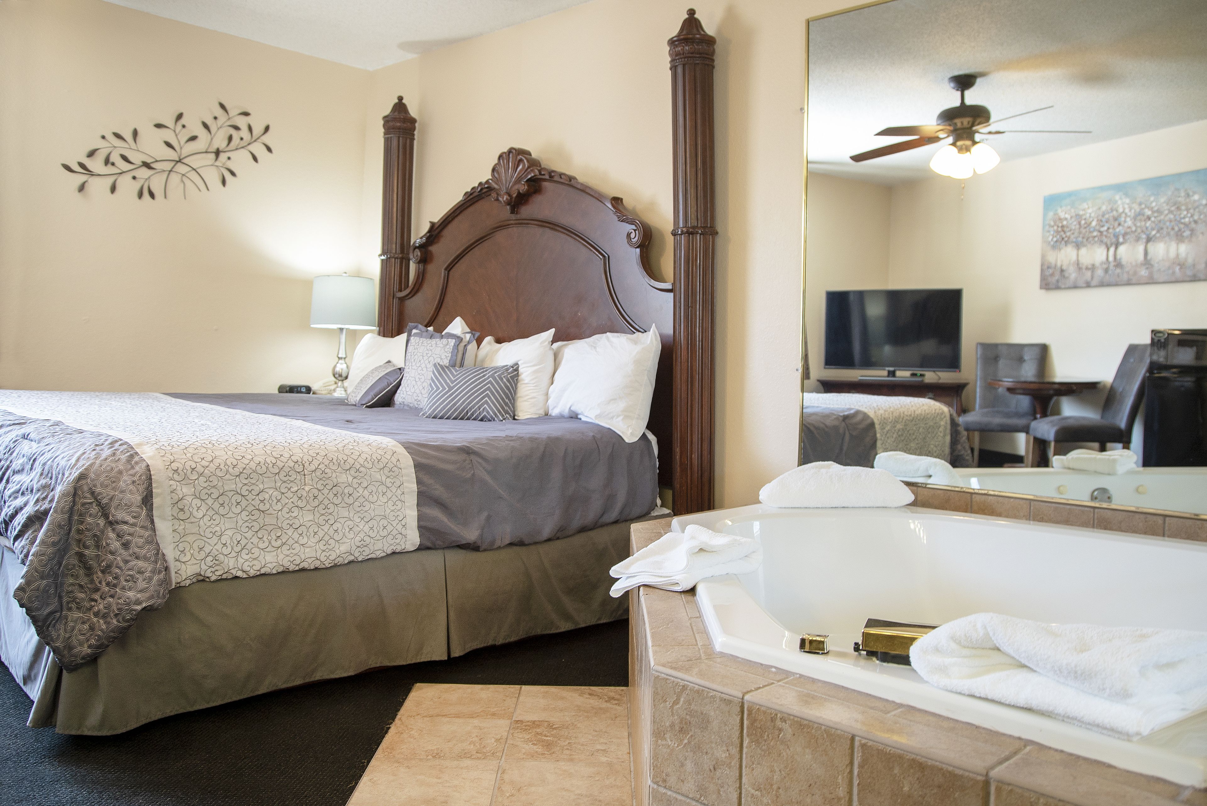 room, jetted tub | pillow-top beds, iron/ironing board, free cots/infant beds