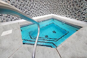 Bañera de hidromasaje cubierta