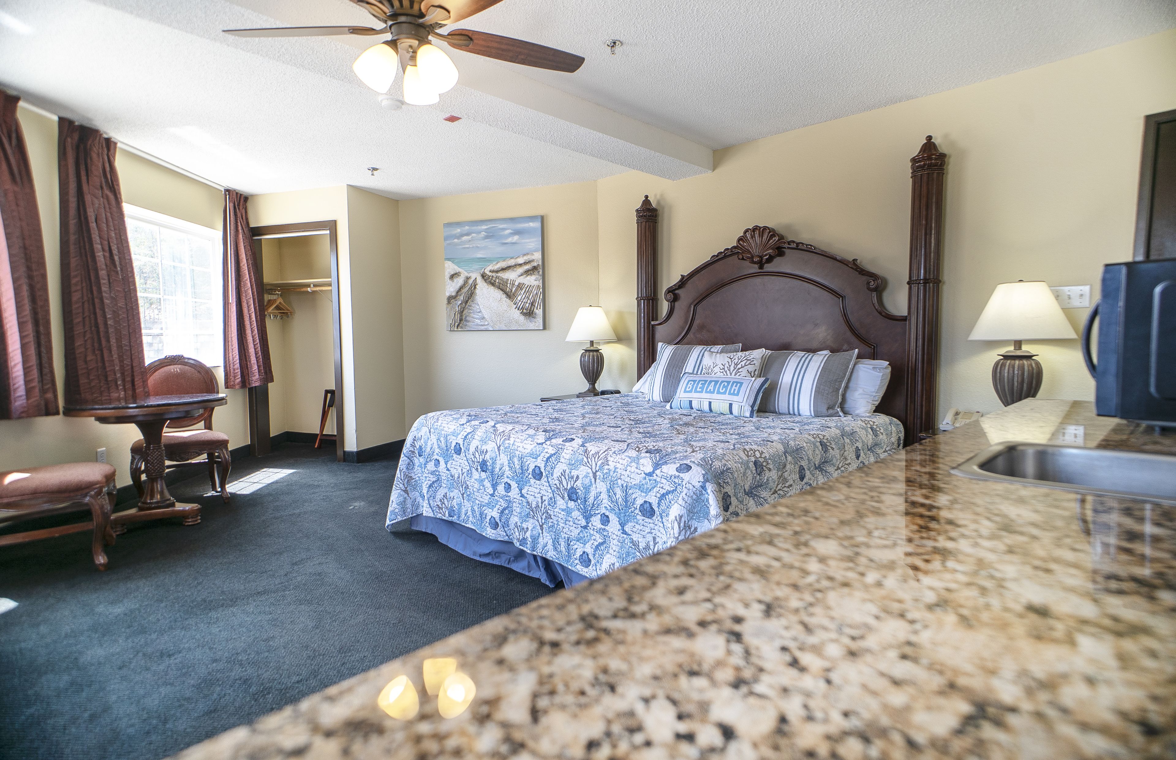 room, jetted tub | pillow-top beds, iron/ironing board, free cots/infant beds