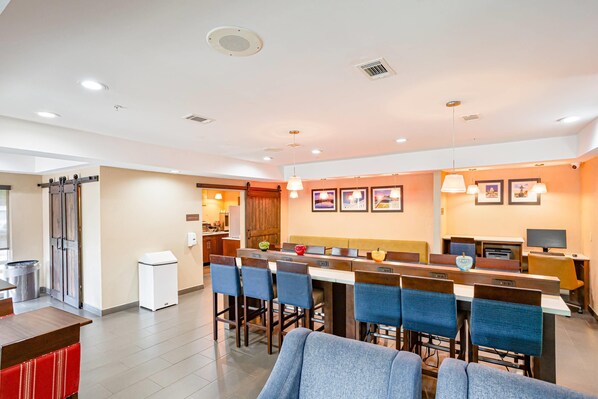 Free daily continental breakfast 