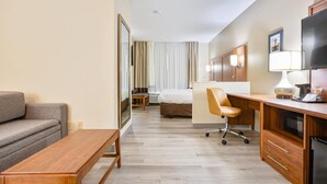 1 King Bed, Suite, Nonsmoking, Upgrade | Peti besi dalam bilik, meja, seterika/papan seterika, Wi-fi percuma 