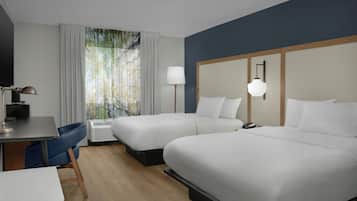 Escritorio, cortinas blackout y tabla de planchar con plancha