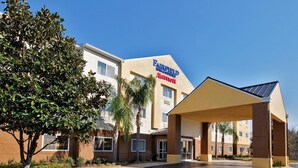 Un hôtel Fairfield Inn & Suites de la chaîne Marriott, doté d’une entrée abritée et d’une allée aménagée.
